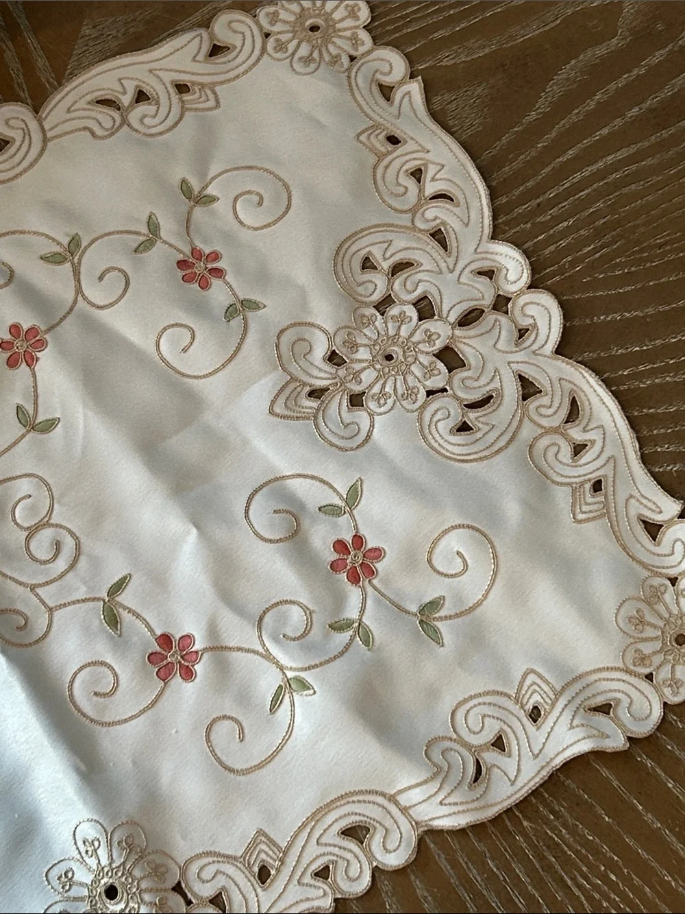NWT! Vintage Inspired Shabby Chic Embroidered Floral Linen Centerpiece